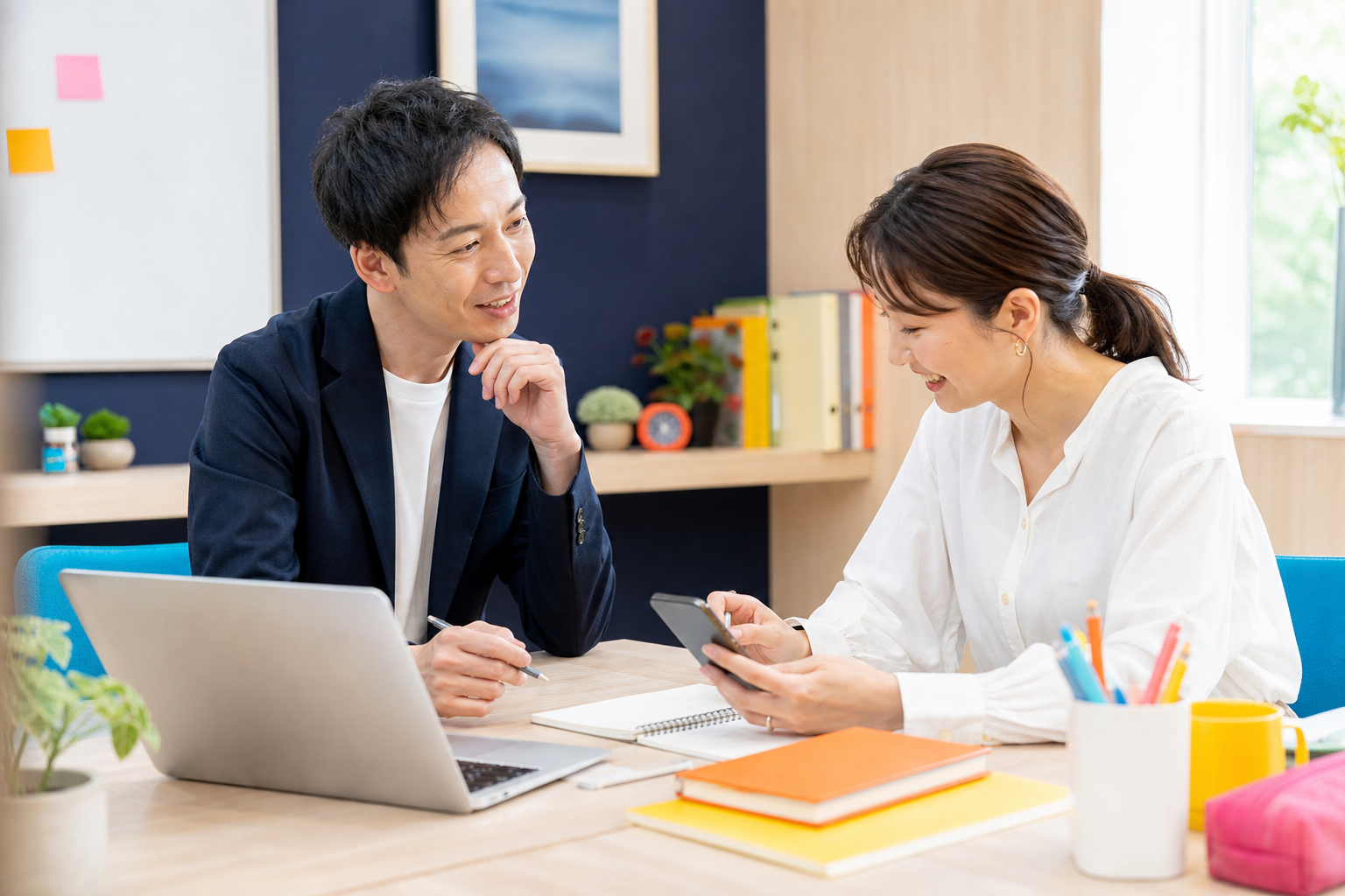 講師と受講生がスマートフォンを見ながら相談する様子